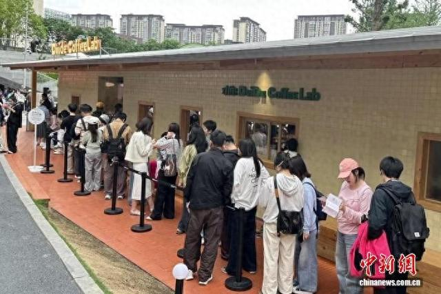 5月3日，年轻人在贵阳市观山湖区一家咖啡店门口排队。中新社记者 周燕玲 摄