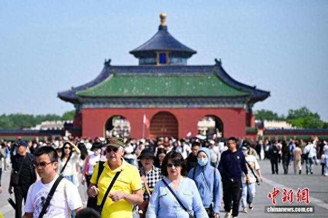 5月1日，游客在北京天坛公园游玩。当日是“五一”假期首日，北京景区游人如织。 中新社记者 田雨昊 摄