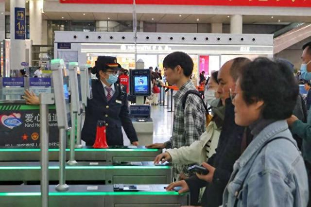 5月5日游客坐火车返程。铁路上海站供图