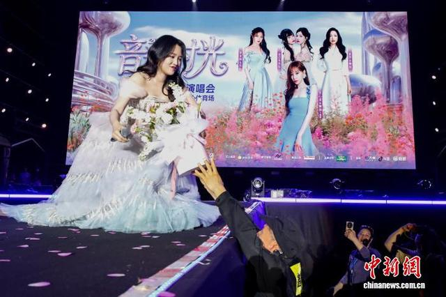 图为演唱会现场观众给歌手金莎献花。杨宗盛 摄