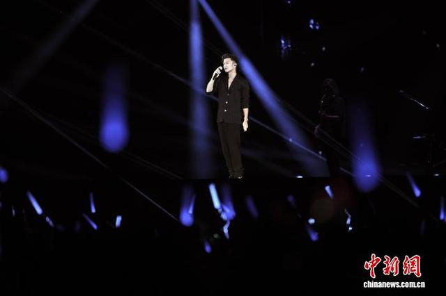 图为谢霆锋演唱歌曲。中新网记者 李志华 摄
