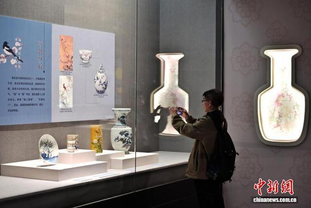图为游客参观该陶瓷精品展。中新社记者 翟羽佳 摄