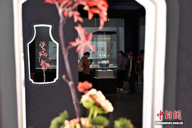 图为游客参观该陶瓷精品展。中新社记者 翟羽佳 摄
