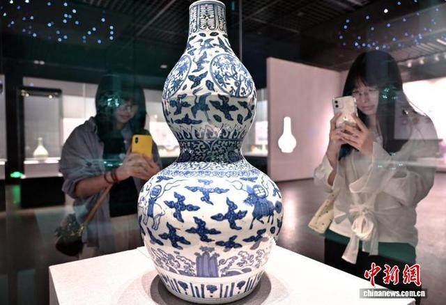 图为游客参观青花福寿云鹤纹葫芦瓶。中新社记者 翟羽佳 摄