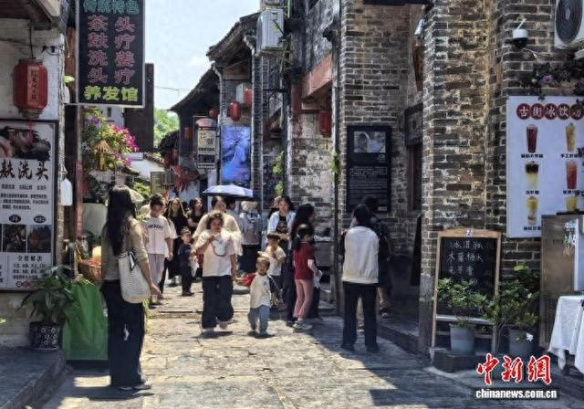 5月5日，游客在广西昭平县黄姚古镇景区内游玩。麦永乐 摄
