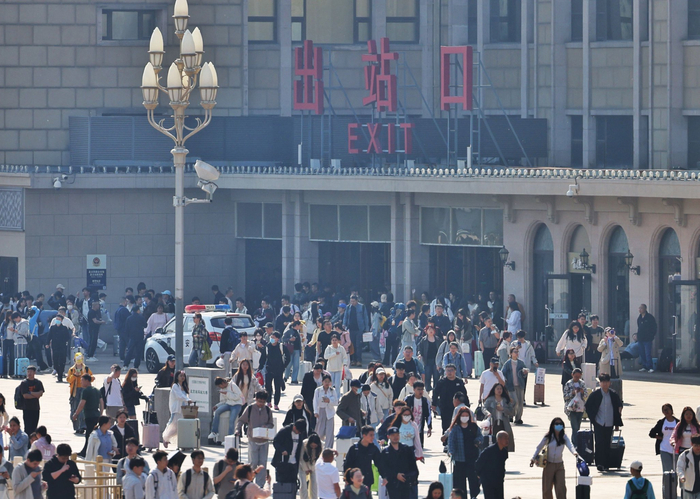 北京站出站口，返京旅客有序出站。新京报记者 王贵彬 摄