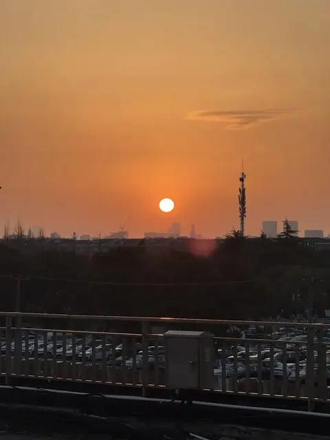 拍飞机，也看到了日出。（图/范坤 摄）