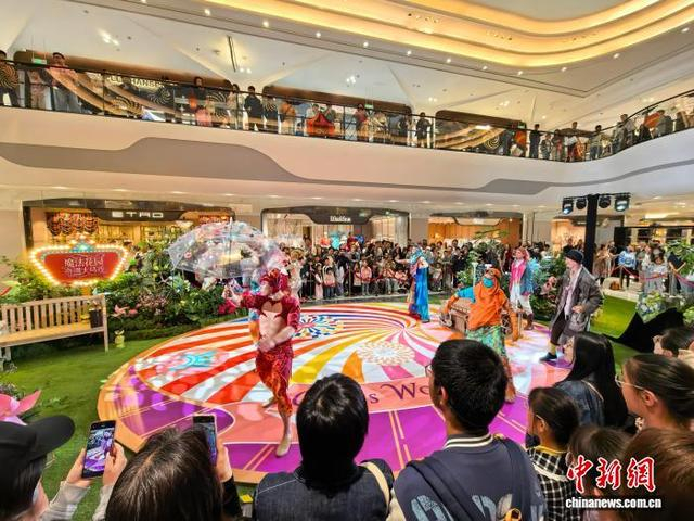 5月2日，北京一家商场内举办快闪马戏表演，为在“五一”假期前来购物的市民游客助兴。 中新社记者 侯宇 摄
