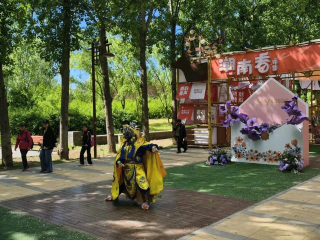 变脸表演。李浩宇/摄