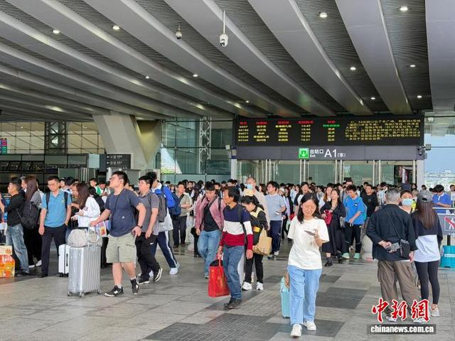 深圳铁路迎来返程高峰。田恬 摄