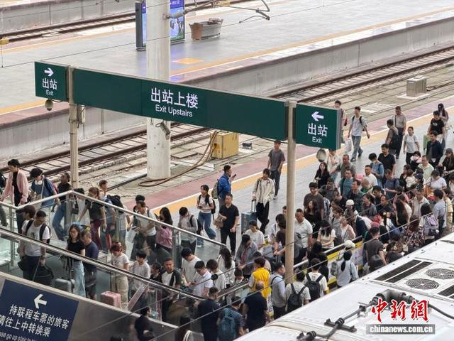 深圳铁路迎来返程高峰。田恬 摄