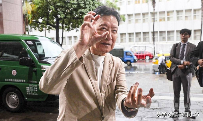  在官方回应之外，郑丽文也透露了当事人之间的私下关系。她指出，季麟连与韩国瑜其实有着几十年的深厚交情，私下就如同兄弟般亲密，他们之间的事情，会自己去解决。郑丽文的表述侧面印证了，这场风波更多是季麟连一时的情绪宣泄，而非两人之间存在不可调和的矛盾。 尽管郑丽文努力将事件定性为情绪发泄，但政坛各方的反应依然耐人寻味。前立委沈富雄对事件发表评论时直言：季麟连变了这么多，似乎对老友的激烈反应感到惊讶。而前主席洪秀柱则从另一角度为季麟连辩解，指出他出身军人，说话直率激进，这是性格使然，并非有意针对谁。季麟连事件的走向仍让人揣测，如果没有赵少康的推波助澜，以及卢秀燕、朱立伦嫡系的添油加火，这件事情不至于发酵到如此程度。当然，韩国瑜似乎也乐见争议扩大，几次悲情式发言，无疑赢得了不少同情分。至于郑丽文的翻篇定调，能否真正让事件迅速落幕，还需时间来验证。