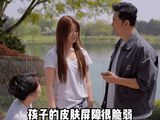 57岁郭涛获妻女探班,14岁女儿罕见出镜,染黄发又高又瘦打扮成熟