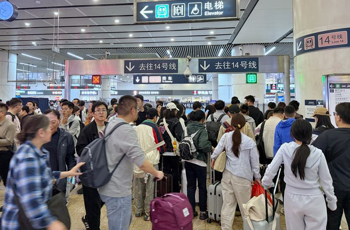 北京南站，大多数旅客选择乘坐北京地铁4号线、14号线出行。新京报记者 王贵彬 摄