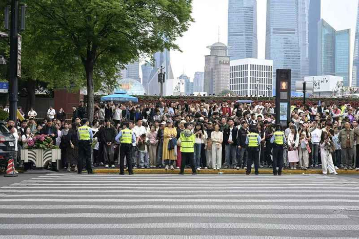 “五一”假期上海外滩游客。受访者供图