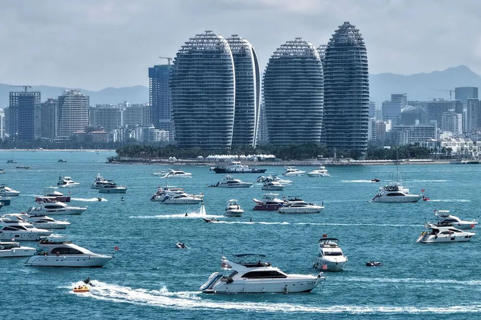 5月3日，三亚凤凰岛附近海域游艇穿梭，海面上呈现出一幅“千帆竞渡”的假日图景（无人机照片）。新华社记者 赵颖全 摄