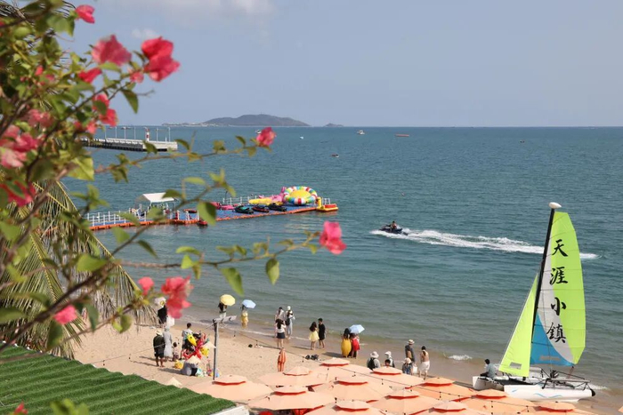 4月27日，游客在三亚天涯小镇的海滩上游玩。新华社记者 鲁鹏 摄