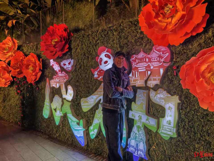 ▲西班牙游客乔瑟（Jose）在夜晚逛游成都