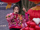 刘雨昕观看王濛练习视频互动暖心