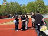 林一为新剧准备花束，称关晓彤老师