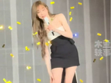 王心凌演唱会上被镭射烫到腿