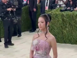 金智秀安孝燮MetGala红毯同框