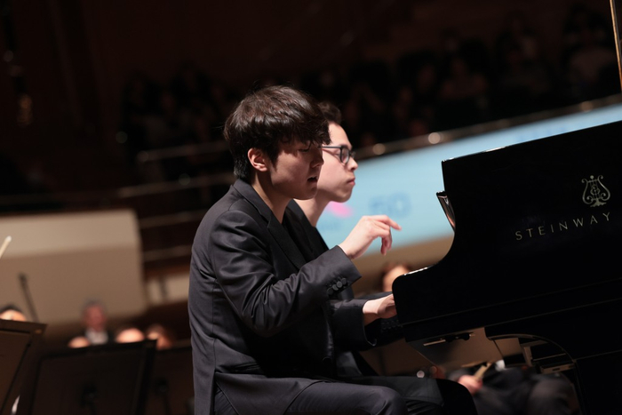 贝托祺和钢琴家赵成珍四手联弹  摄影：Keith Hiro