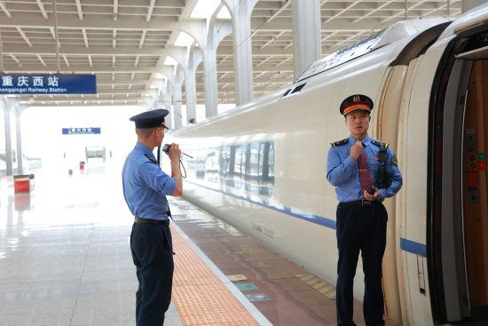 图为重庆客运段动车一队列车长朱荣鹏坚守在客运服务一线。苏志刚 摄