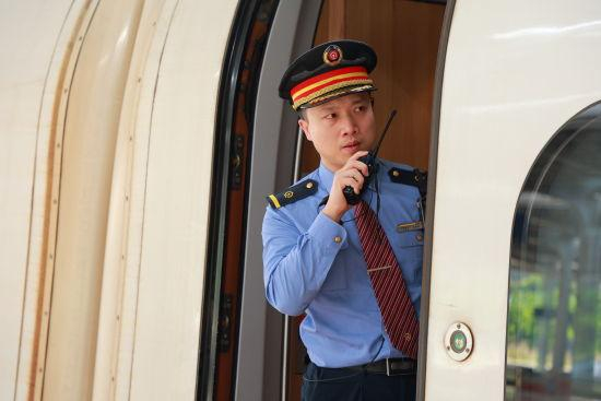 图为重庆客运段动车一队列车长朱荣鹏坚守在客运服务一线。苏志刚 摄