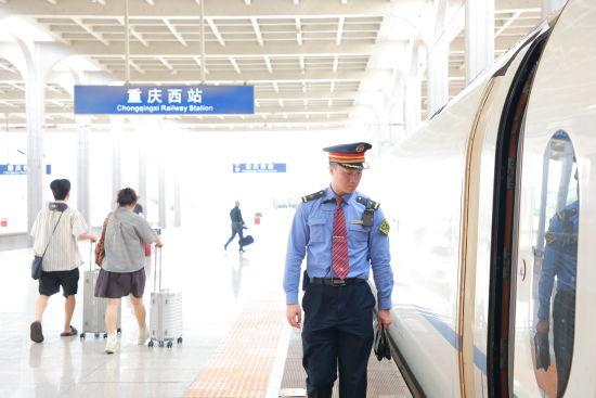 图为重庆客运段动车一队列车长朱荣鹏坚守在客运服务一线。苏志刚 摄