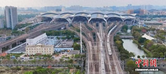 “五一”假期期间，高铁列车驶出广州南站。国铁广州局 供图