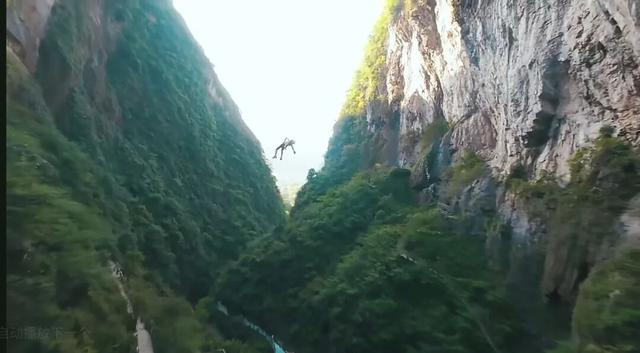 悬崖秋千拍照效果。图/玛琉岩景区抖音
