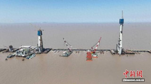 杭州湾跨海铁路大桥南航道桥首座主塔封顶。 程帅 摄