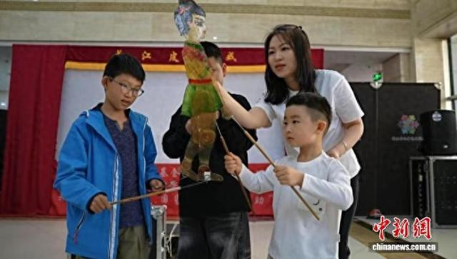 小游客近距离体验非遗。哈尔滨市博物馆 供图