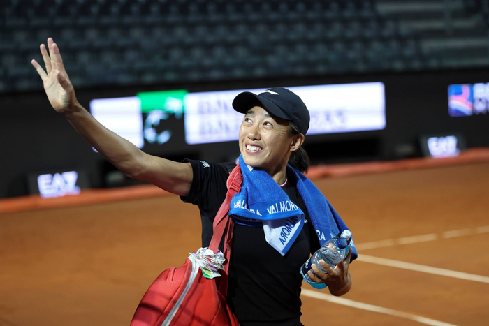 5月5日，张帅在比赛后向球迷致意。 新华社记者 李京 摄