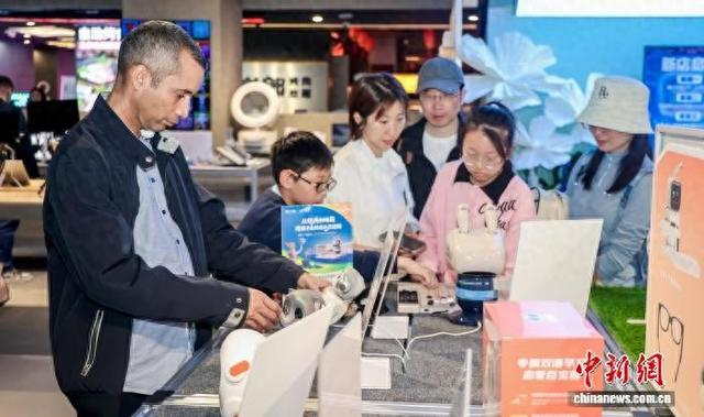 “五一”假期，中外消费者在杭州文三数字生活街区选购科技产品。 文三数字生活街区 供图