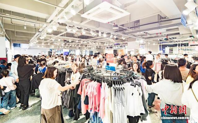 图为运动休闲品牌店人头攒动。黄维正 摄