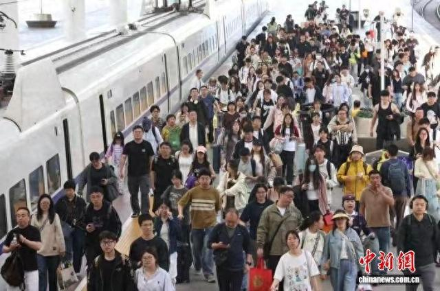 5月5日，旅客在南京火车站出行。中新网记者 泱波 摄