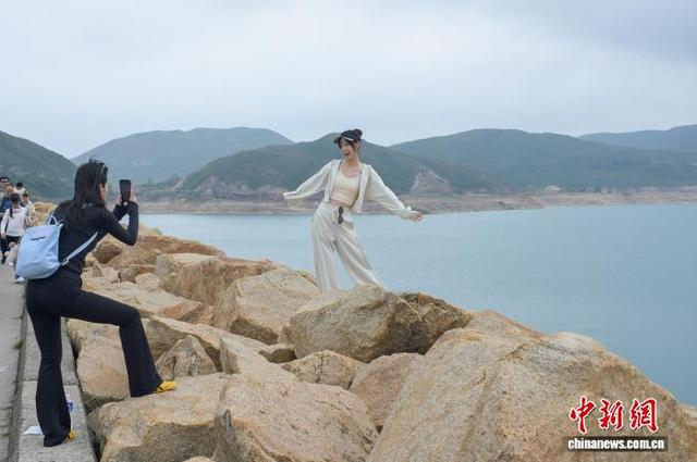 图为一名女士在西贡万宜水库东坝留影。中新网记者 陈永诺 摄