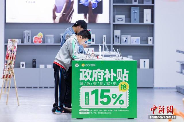 图为市民挑选3C数码产品。黄维正 摄