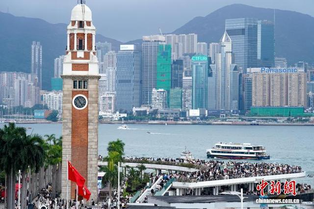 5月1日，“五一”假期首日，香港尖沙咀一带游人如织。 中新社记者 张祥毅 摄