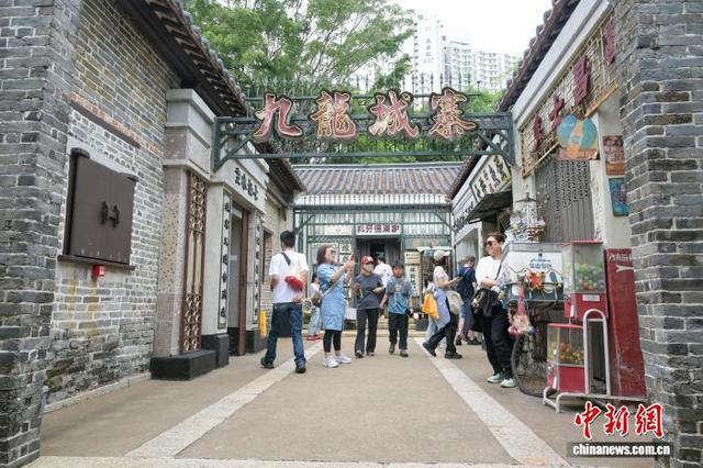 图为旅客游览九龙寨城公园内“九龙城寨光影之旅”电影场景展。中新网记者 陈永诺 摄