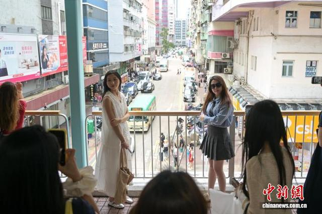 图为旅客在旺角一座天桥上留影。中新网记者 陈永诺 摄