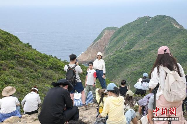 图为大批旅客游览西贡万宜水库东坝美景。中新网记者 陈永诺 摄