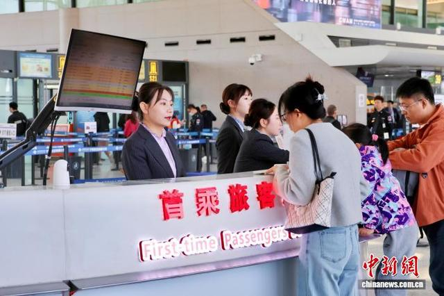 银川机场工作人员为旅客提供服务。 宁夏机场公司供图