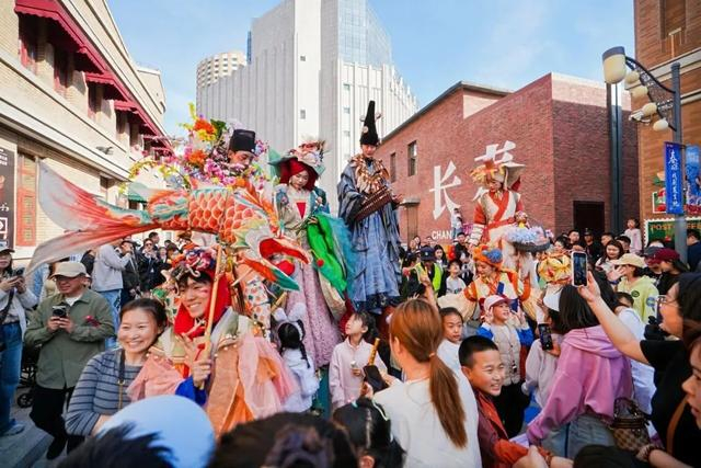 五一期间，春京西历史文化街区"戏聚·京喜纪"演出。图片来源官方