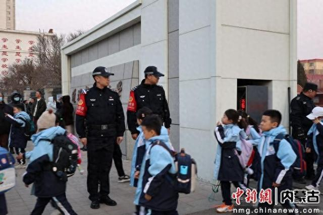 民警守护辖区学校师生上下学安全。刘佳琳 摄