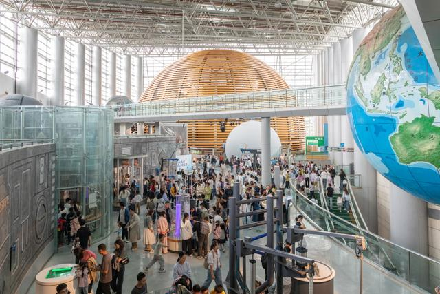 图为重庆科技馆吸引公众体验。重庆科技馆供图