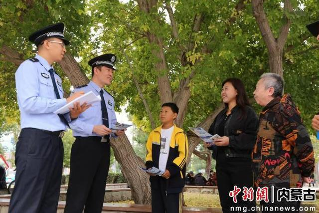 民警深入辖区公园、小区开展安全知识宣传。青云 摄