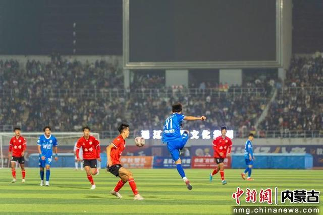 蒙超联赛球员们精彩角逐。巴图乌力吉 摄